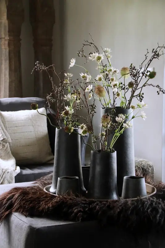 Landelijke woonaccessoires vazen met zijdebloemen