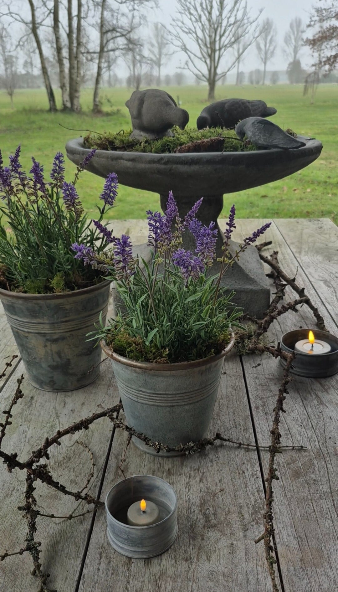 Lavendel kunstplant paars in zinken pot op de buitentafel