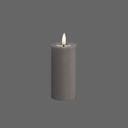 Grijze led kaars van merk Deluxe Homeart - realistische vlam met wax afwerking