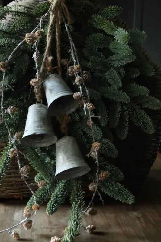 3 metalen bellen aan robuust touw