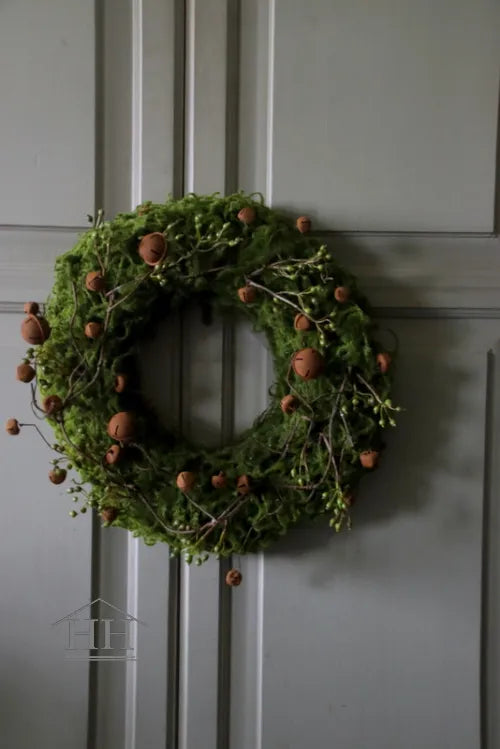 Kunst mos krans met rozenbottels en roestige belletjes - ⌀48cm