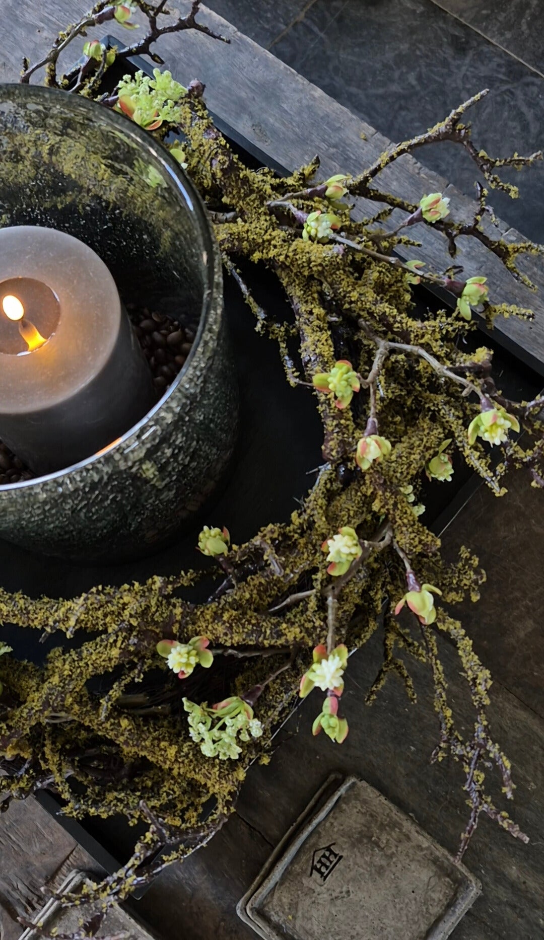 Künstlicher Mooskranz mit weißen Blütenzweigen