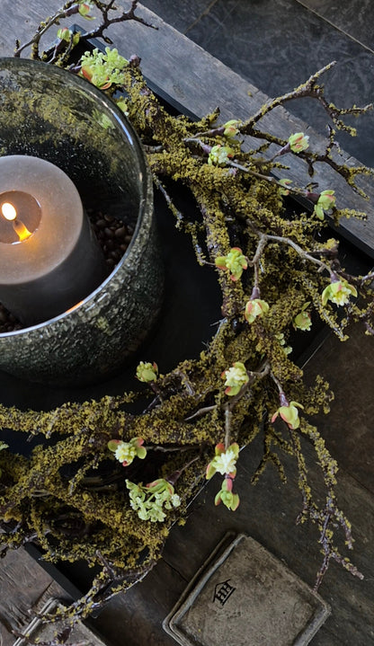 Künstlicher Mooskranz mit weißen Blütenzweigen