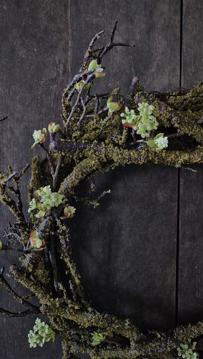 Künstlicher Mooskranz mit weißen Blütenzweigen