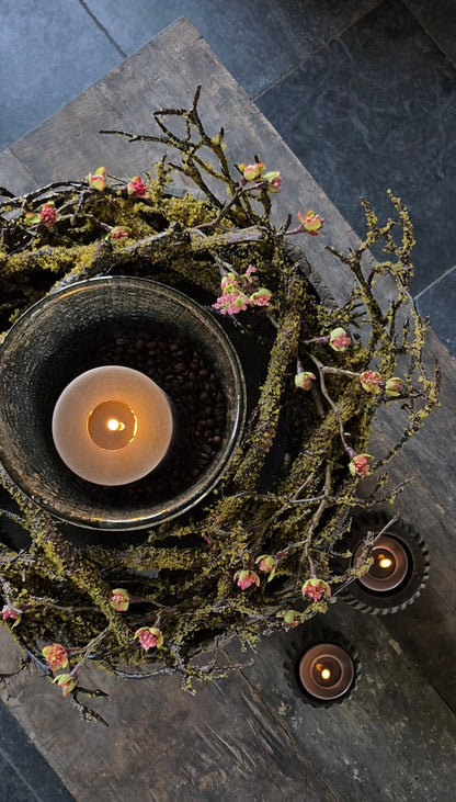 Nep moskrans met roze bloesem