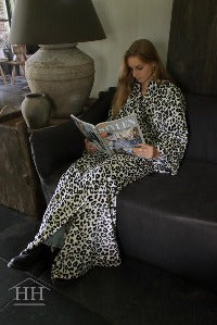 Fleece deken met mouwen panterprint | HIllary'sHome