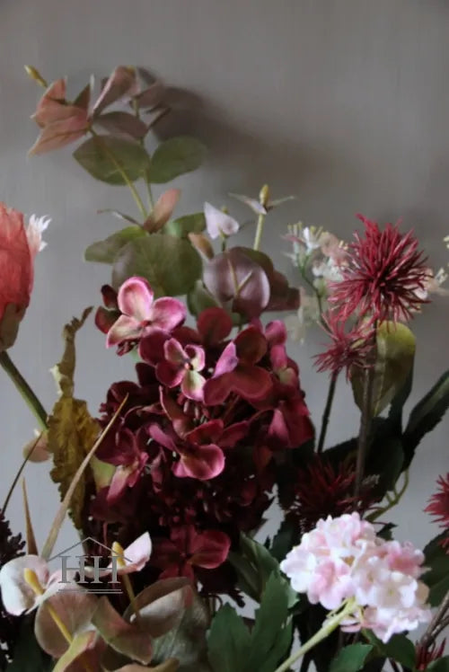 Nepbloemen veldboeket met donkerrode en roze bloemstelen