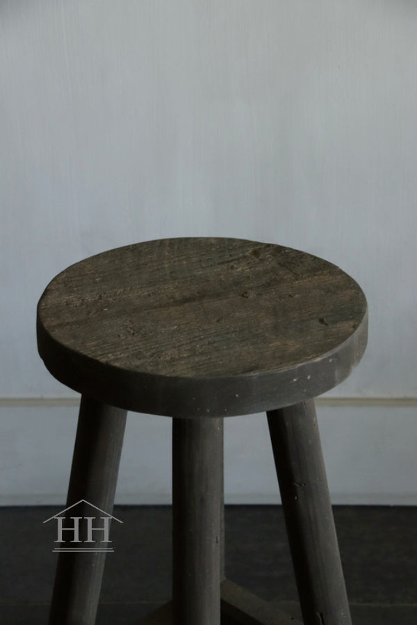 Old Farm round stool Aura Peeperkorn