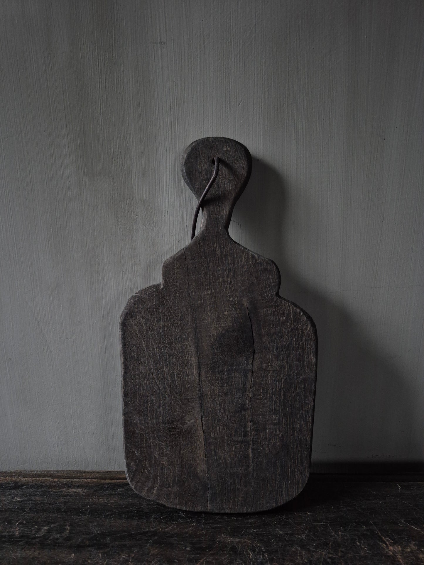 Vergrijsd bruin koffieplankje te gebruiken als onderzetter of om een kopje koffie op te serveren