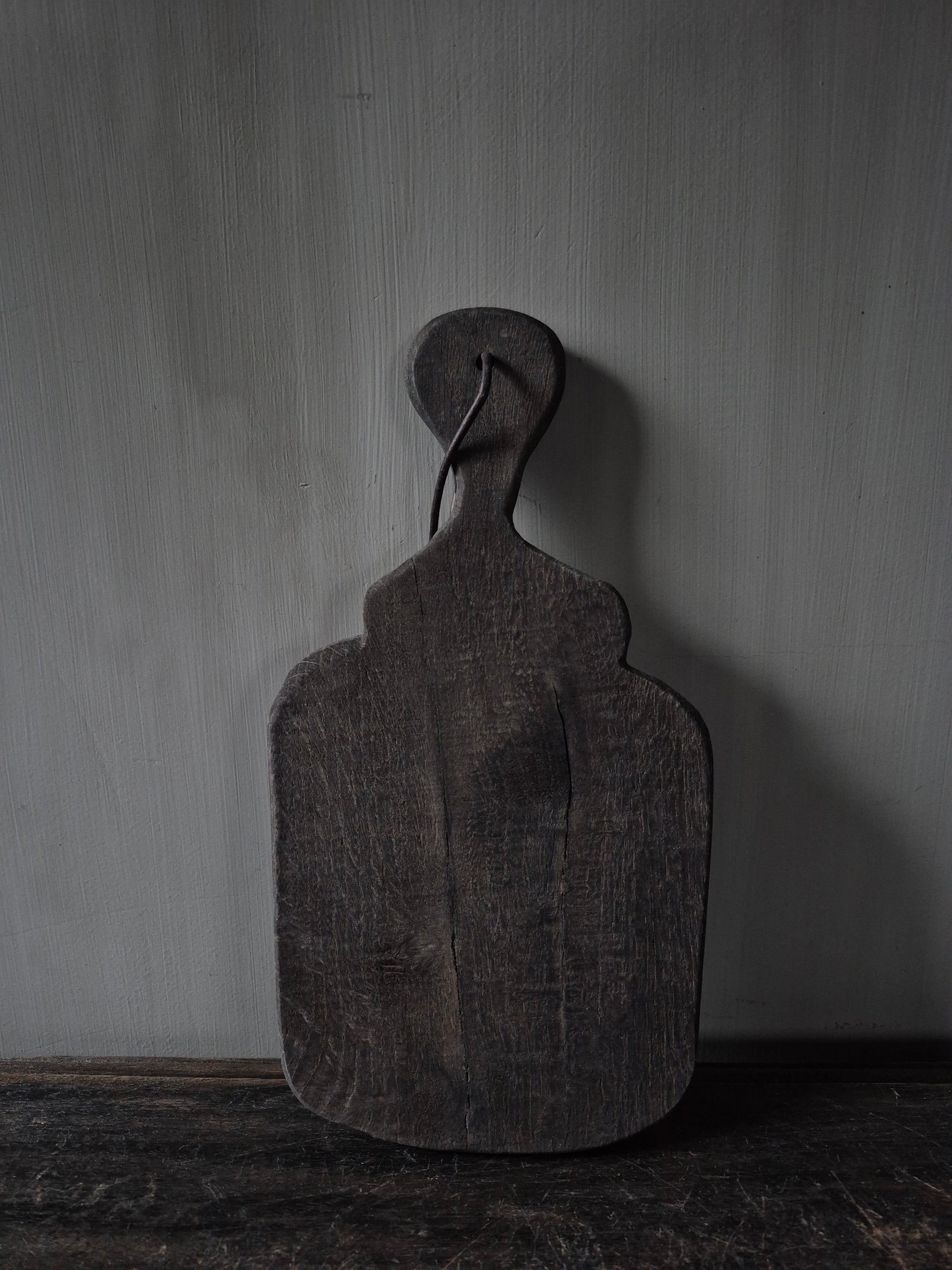 Vergrijsd bruin koffieplankje te gebruiken als onderzetter of om een kopje koffie op te serveren