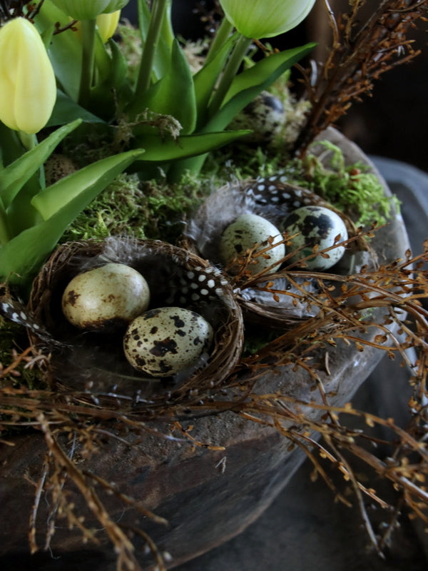 Paasdecoratie landelijke stijl met kwarteleitjes en nestjes