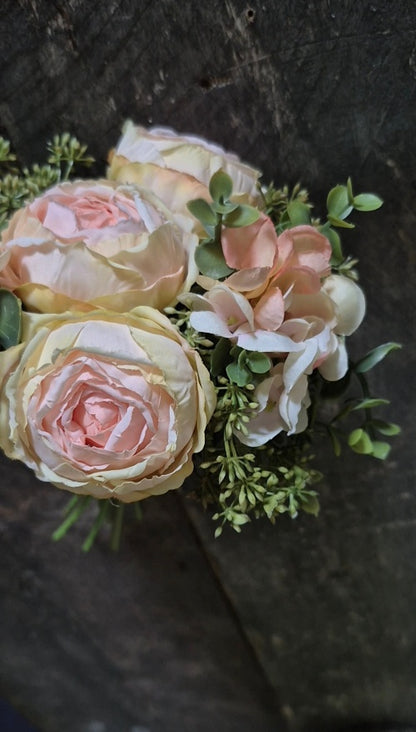 Pre-order Pioenrozen boeketje zalm met eucalyptus 28 cm