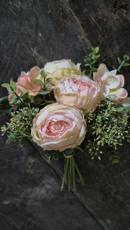 Pre-order Pioenrozen boeketje zalm met eucalyptus 28 cm