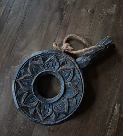 Houten plankje met decoratie bloem en handvat 