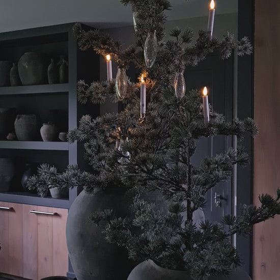 Led kerstboomkaarsjes wit in landelijke kerstboom