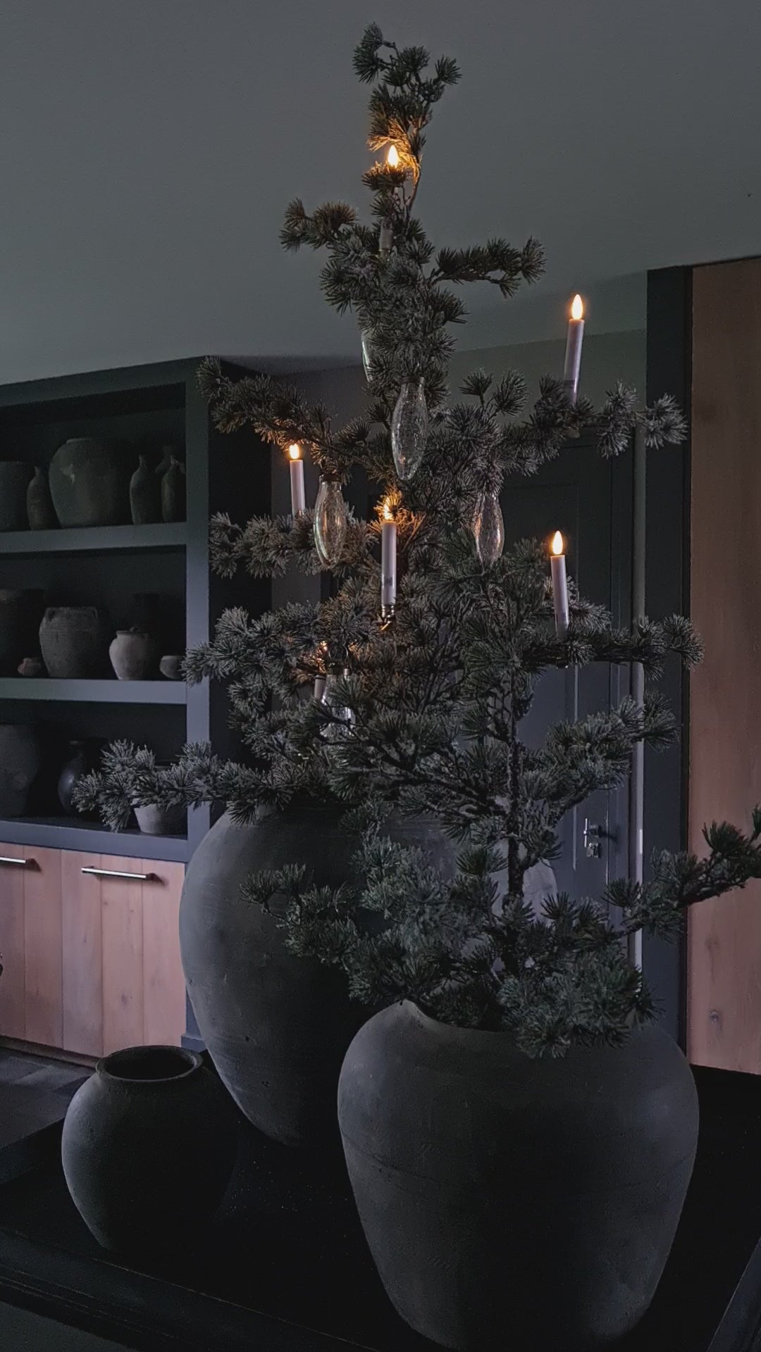 Led kerstboomkaarsjes wit in landelijke kerstboom