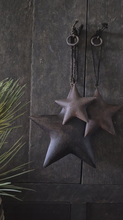 Roestige metalen ster 15 cm met ophanglus