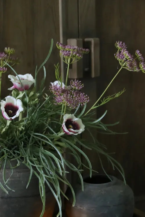 Queen ann bloemen in een paars nep boeket