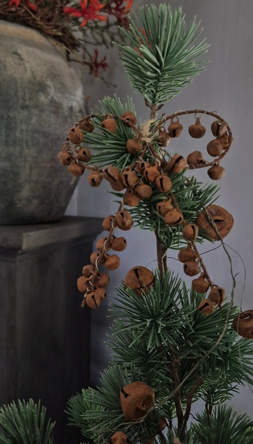 Kersthanger strik met belletjes roest - 10x12 cm