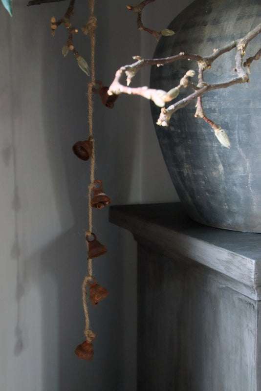 Roestige belletjes aan touw