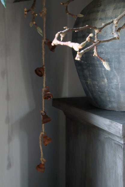 Roestige belletjes aan touw