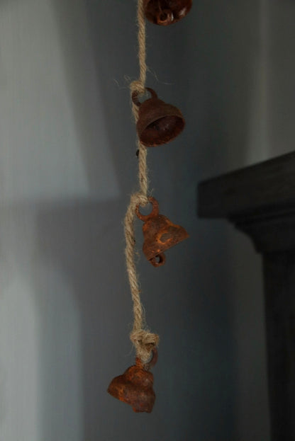 Roestige belletjes aan touw