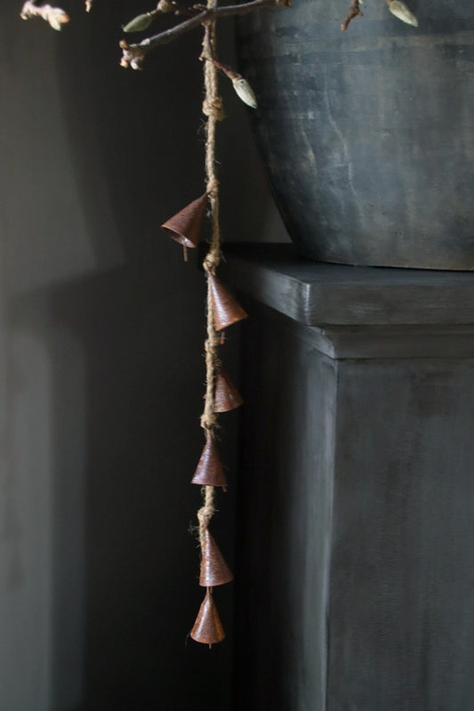 Roestige klokjes aan touw