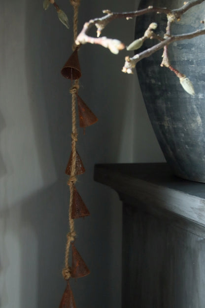 Roestige klokjes aan touw