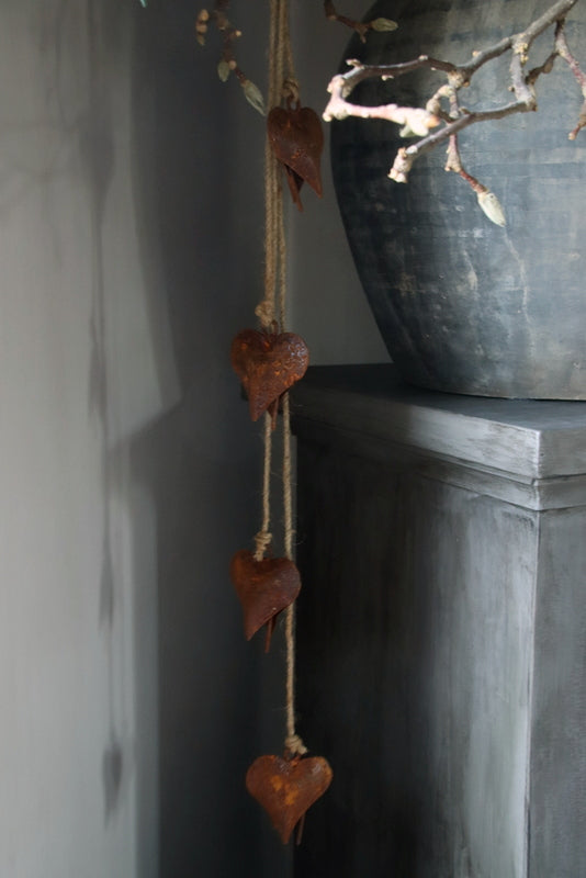 Roestige hartjes aan touw