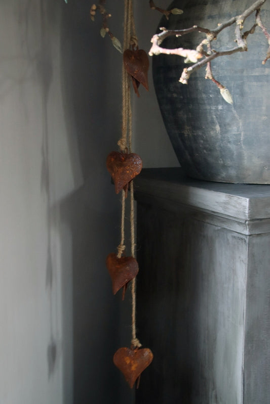 Roestige hartjes aan touw