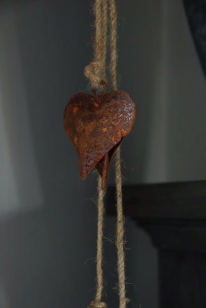 Roestige hartjes aan touw