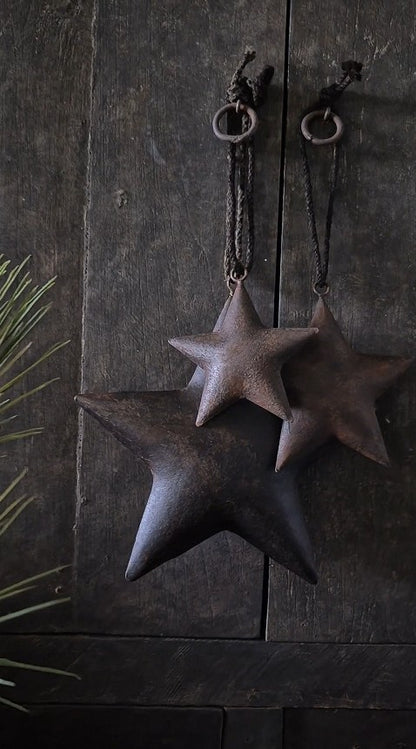 Roestige metalen ster 15 cm met ophanglus