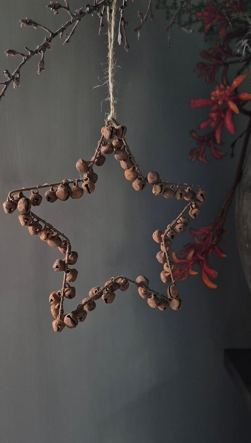 Pre-order Kersthanger ster met belletjes roest - 18 cm