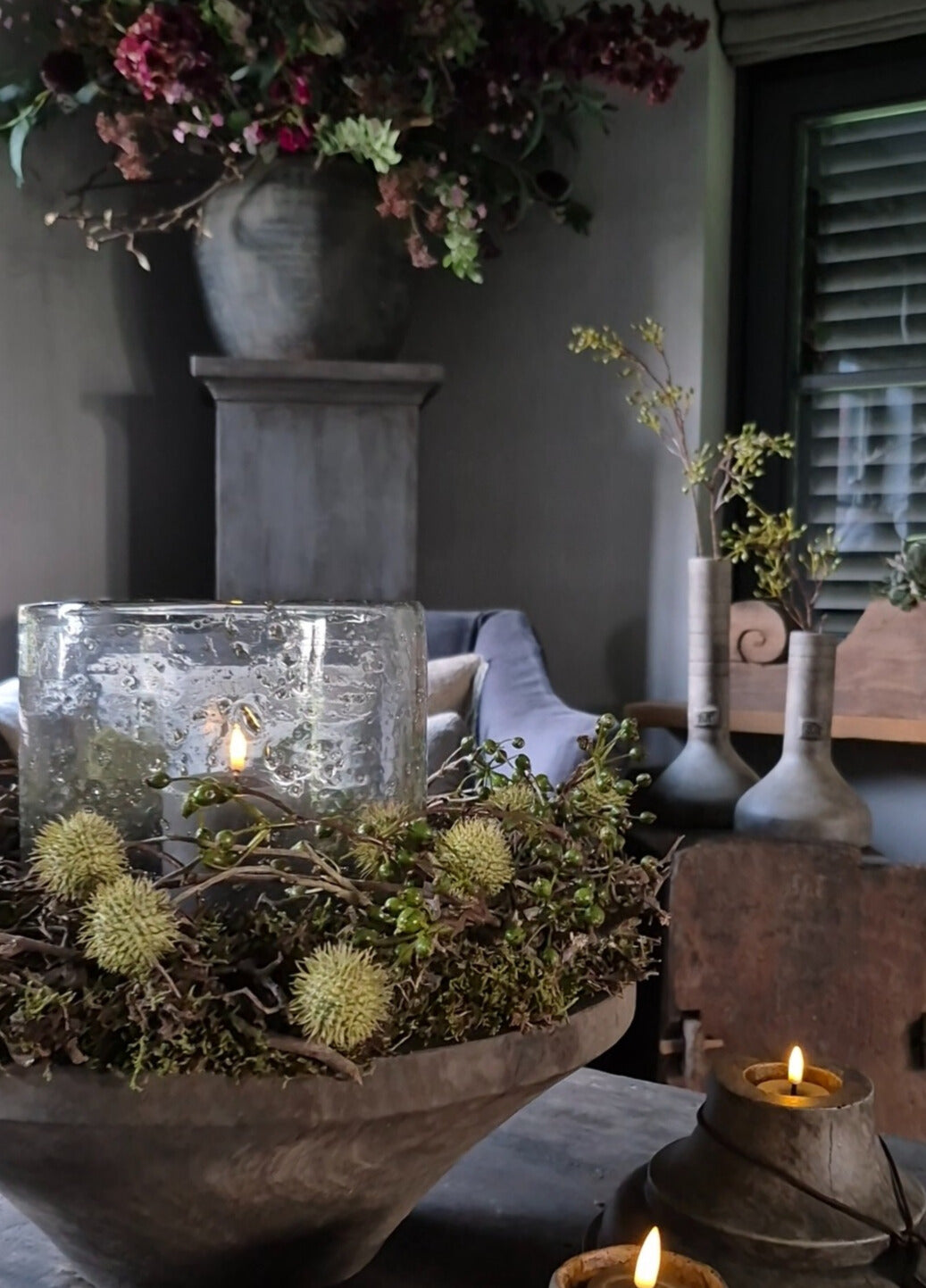 Rozenbottel krans met platanus op houten schaal