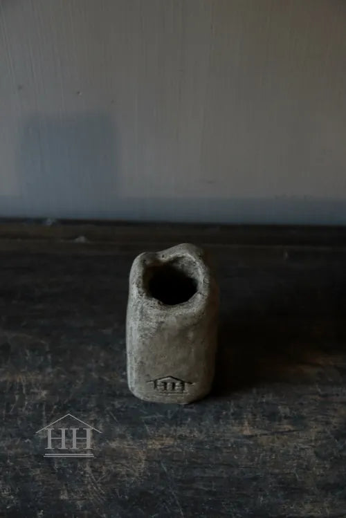 Smalle kandelaar van beton