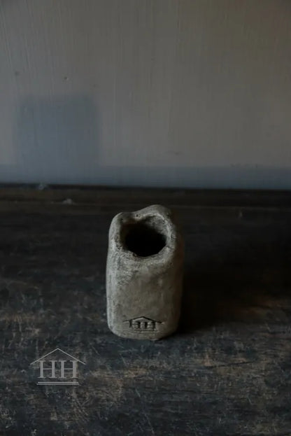 Smalle kandelaar van beton