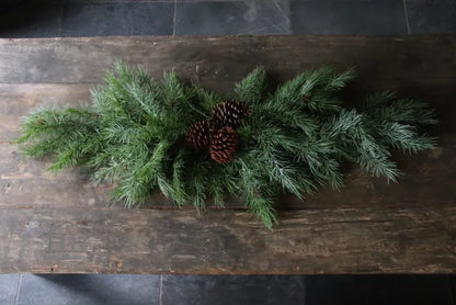 Tischstück aus doppeltem Kunstholz mit Büscheln aus Zeder, 115 cm