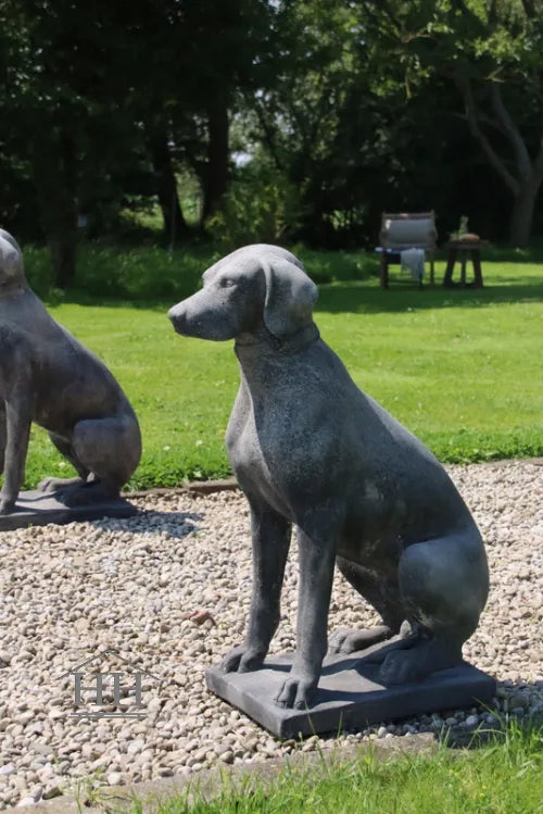 Gartenstatue eines sitzenden Hundes