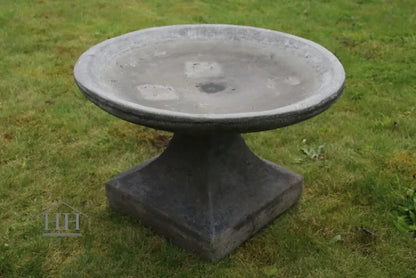 Betonnen vogelbad