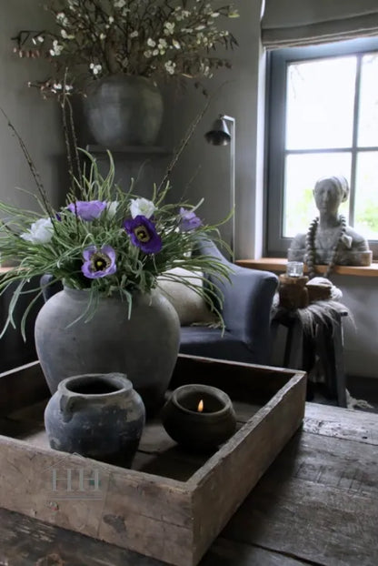 Zijdebloemen in een terracotta vaas