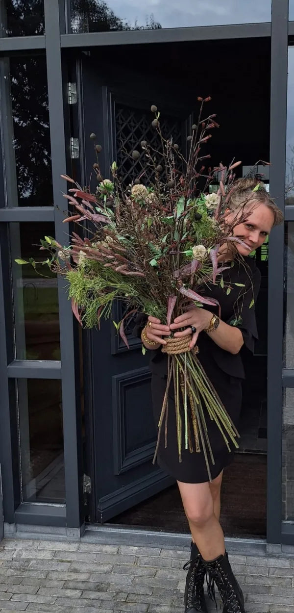 Groot zijden boeket met sobere en stoere kunstbloemen in landelijke stijl