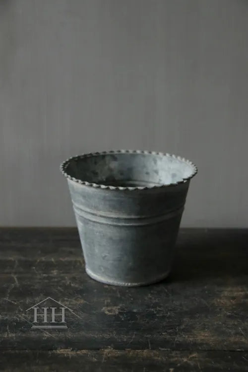 Round zinc pot, ribbed, medium
