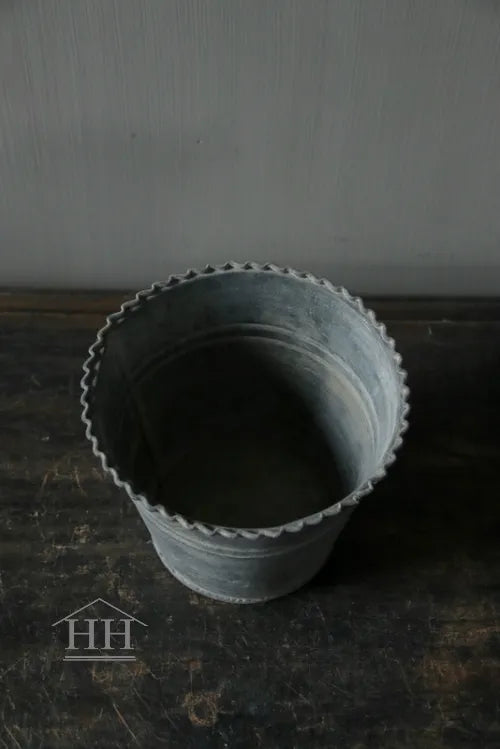 Round zinc pot, ribbed, medium
