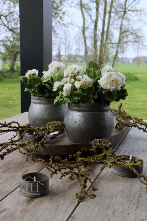 Witte geranium kunstplanten in zinken pot