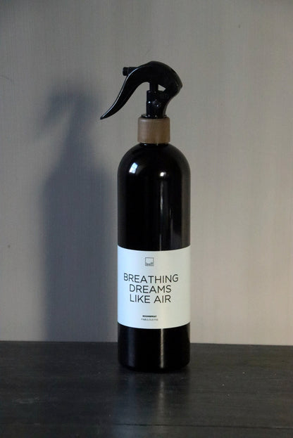 Roomspray met de tekst ' Breathing dreams like air'