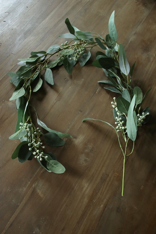 Kunst eucalyptusslinger met bes 120 cm