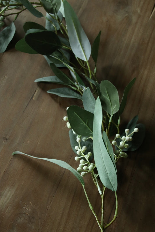 Kunst eucalyptusslinger met bes 120 cm