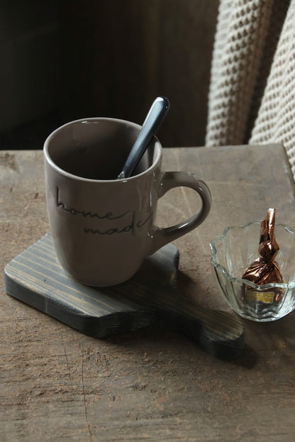 Bruin/taupe mok met de tekst: HOME MADE