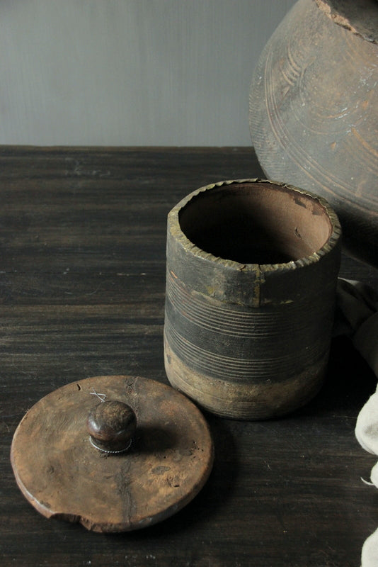 Oude Nepalese kruik met deksel