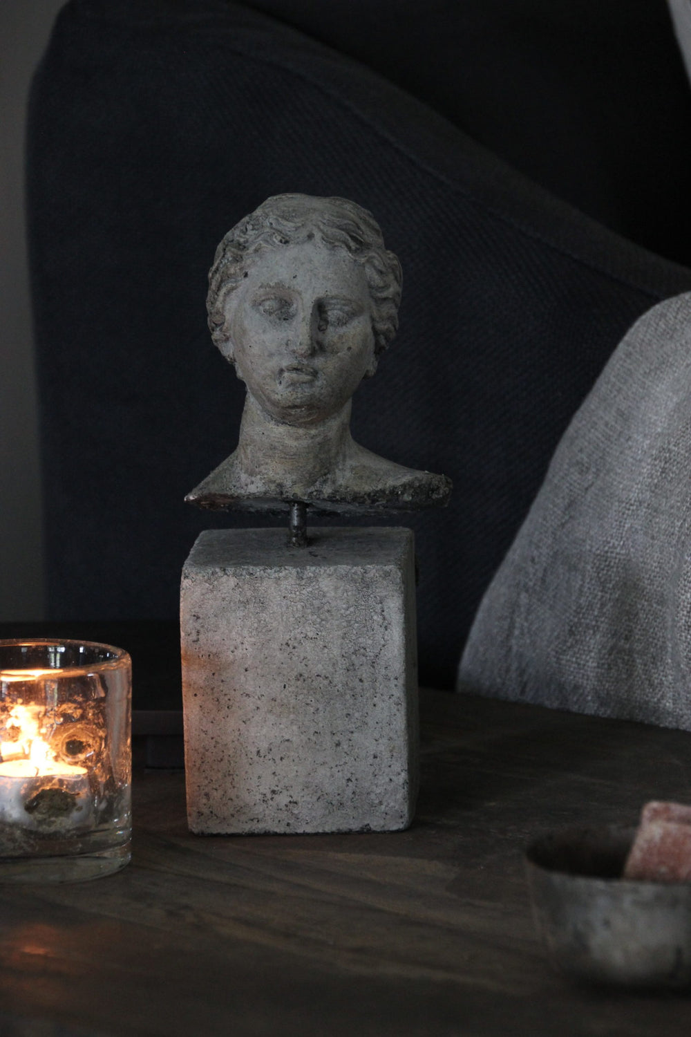 Beeld Venere op beton